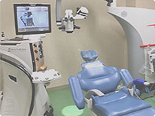 左：アルコン社製センチュリオン最新白内障超音波手術装置　右：ライカ社製プロベオ８手術顕微鏡